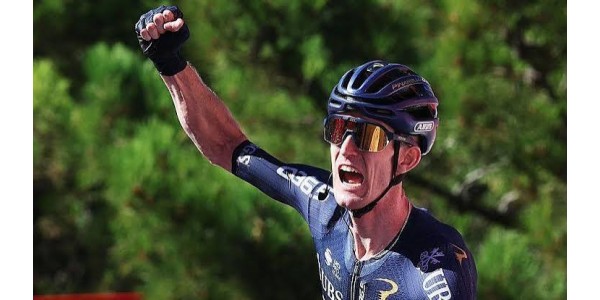 Eddie Dunbar triumphiert bei einem Bergduell mit einem entscheidenden Antritt im Finale Die 19. Eddie Dunbar triumphiert bei einem Bergduell mit einem entscheidenden Antritt im Finale Die 19.